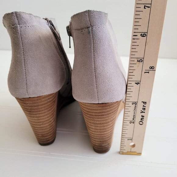Lucky Brand Boots Size 8 Light Gray Yabba Ankle Booties Cut Out Side Zip Wedge - Picture 14 of 16